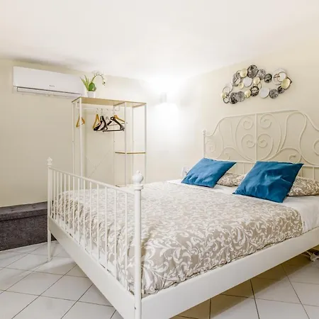 Santa Teresa A Chiaia 4*